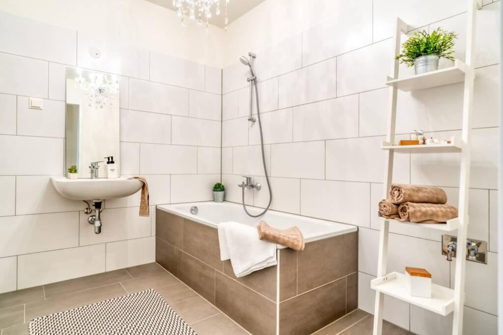 Modern & Sunny 52m2 With Balcony & Fast Wifi Viena